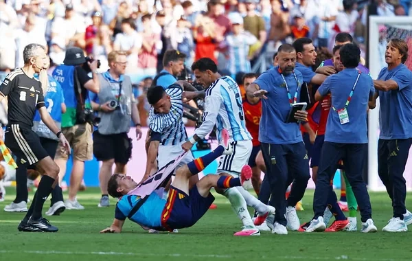 Dünya çempionatının finalı qalmaqalla bitdi: Argentina millisinin oyunçuları əsəblərini cilovlaya bilmədilər - VİDEO