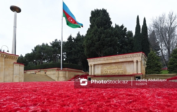 Azərbaycan xalqı 20 Yanvar şəhidlərinin məzarlarını ziyarət edir