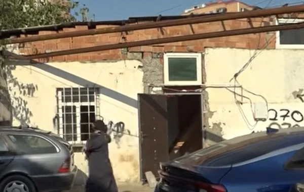 Üç ailəni evdən çıxaran qardaşoğlu jurnalistlərə də hücum etdi - Video