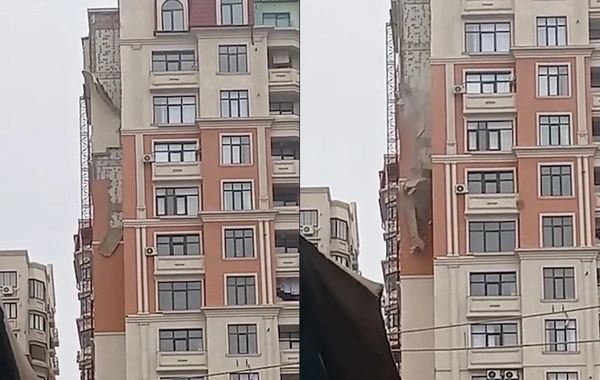 Bakıda TƏHLÜKƏLİ ANLAR - Güclü külək binanın fasadını UÇURTDU