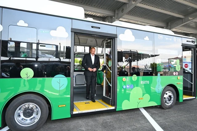 Prezident Naxçıvanda elektrik mühərrikli yeni avtobuslara baxıb, dəmir yolu infrastrukturunda aparılan yenidənqurma işləri ilə tanış olub - VİDEO