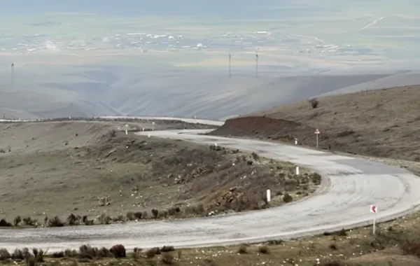 Şamaxıda yol problemi sakinləri özlərindən çıxardı: "Nə qazanırıqsa, hamısını maşının təmirinə xərcləyirik" - VİDEO