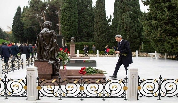 ADY kollektivi Ulu Öndərin məzarını ziyarət etdi - Foto