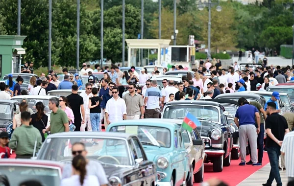 Bulvarda klassik avtomobillərin sərgisi keçirilir - FOTO