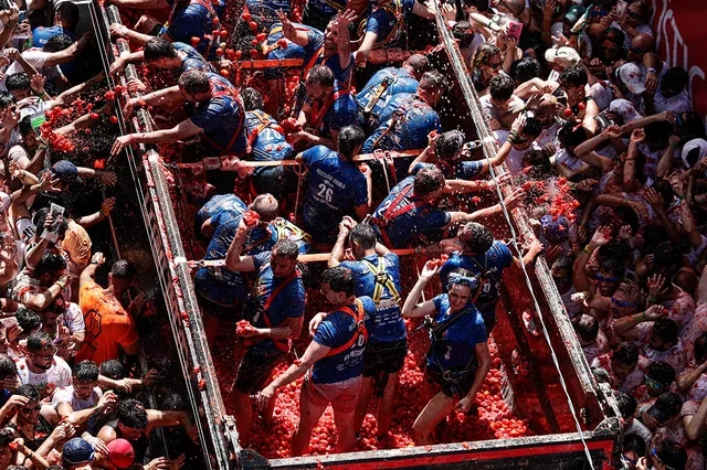 İspaniyada "Tomatina" festivalı: Pomidor döyüşündə 150 ton məhsul sərf olundu - FOTO - VİDEO