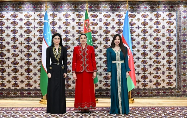 Aşqabadda Leyla Əliyeva, Oğulcahan Atabayeva və Saida Mirziyoyeva arasında üçtərəfli görüş olub - Foto