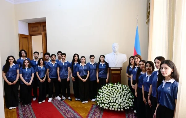 AHİK könüllüləri Prezident Kitabxanasını ziyarət ediblər - FOTO