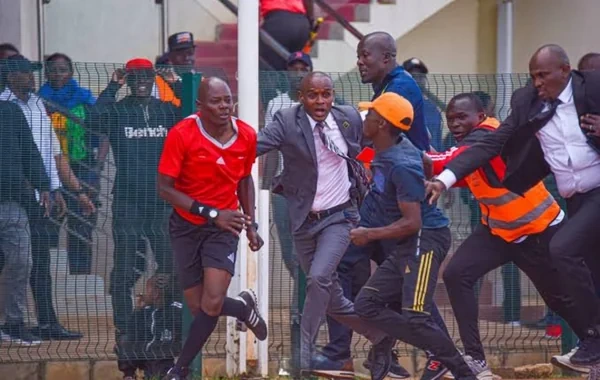 Keniyada futbol matçı zamanı insident: Qəzəbli azarkeşlər futbol hakiminə hücum edərək onu meydandan qovdular - Video