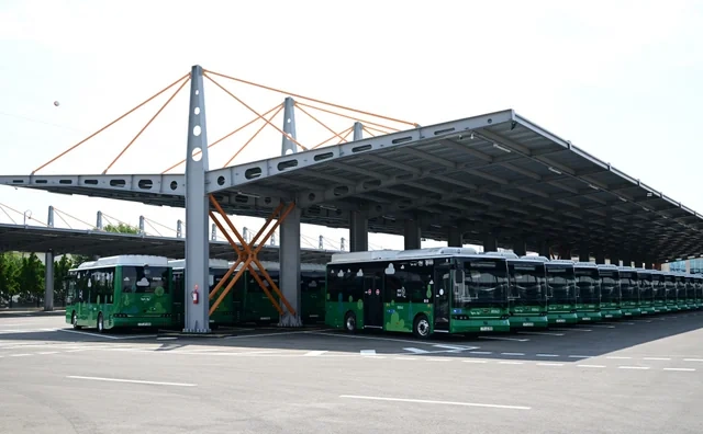 Prezident Naxçıvanda elektrik mühərrikli yeni avtobuslara baxıb, dəmir yolu infrastrukturunda aparılan yenidənqurma işləri ilə tanış olub - VİDEO