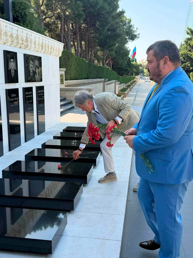 Viktor Yuşenko Şəhidlər xiyabanını ziyarət edib və Azərbaycanın Milli Qəhrəmanının xatirəsini anıb - FOTO