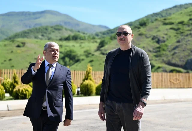 İlham Əliyev Şuşanın Böyük Qaladərəsi kəndində görülən işlərlə tanış olub, sakinlərlə görüşüb