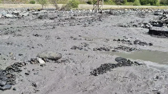 Güclü sel Laza kəndinə gedən yolu yararsız hala saldı