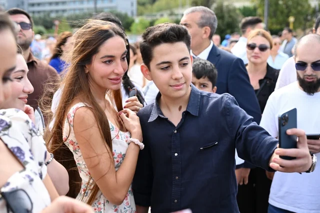 Leyla Əliyeva və Arzu Əliyeva klassik avtomobillərin yürüşü və sərgisini izləyiblər - FOTO
