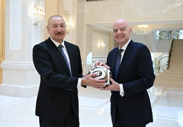 Canni İnfantino İlham Əliyevə idman köynəyi hədiyyə etdi - FOTO