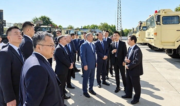 Zakir Həsənov Çində hərbi texnikalara baxdı - Foto