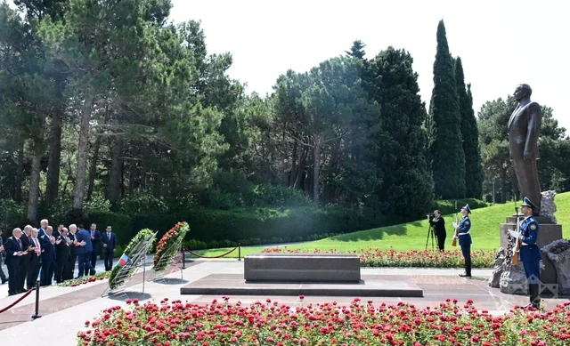 İordaniya Nümayəndələr Palatasının sədri Fəxri xiyabanı və Zəfər parkını ziyarət edib - FOTO