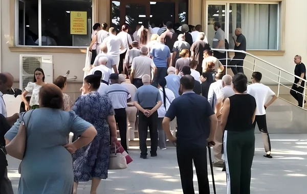 Deputat xəstəxanalardakı vətəndaşları narazı salan növbələrdən danışdı: "Ciddi fikir veriləcək"