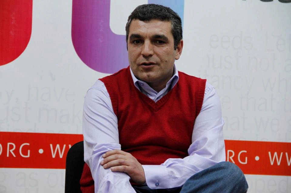 Neft sürətlə ucuzlaşır, qızıl bahalaşır - Ekspert