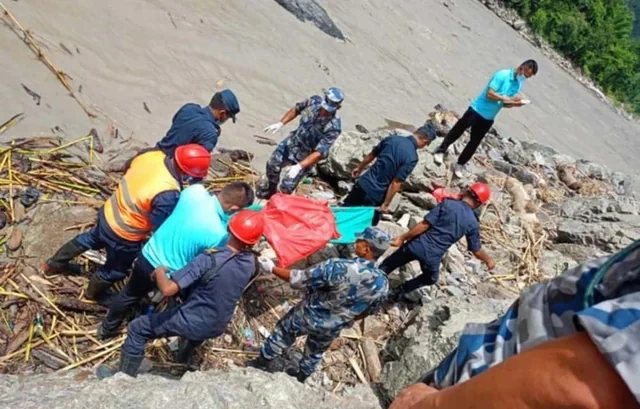 Nepaldakı faciənin dəhşətli mənzərəsi: Yüzlərlə meyitin kimliyini müəyyən etmək olmur - FOTO