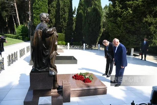 XİN-in kollektivi Fəxri və Şəhidlər xiyabanlarını ziyarət edib - FOTO