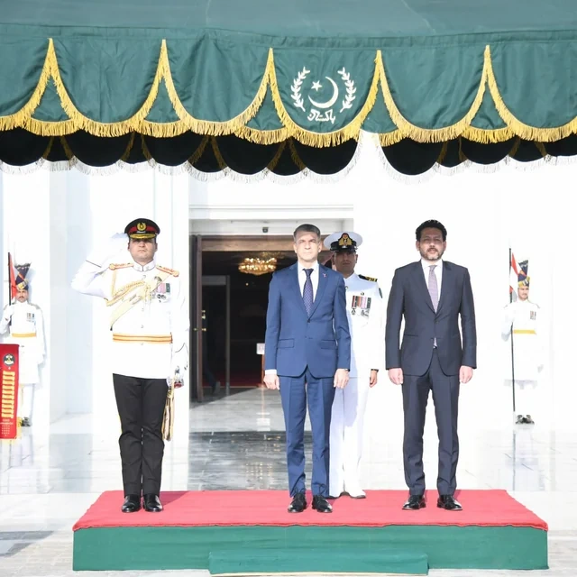 Azərbaycanın yeni səfiri etimadnaməsini Pakistan prezidentinə təqdim edib - Foto