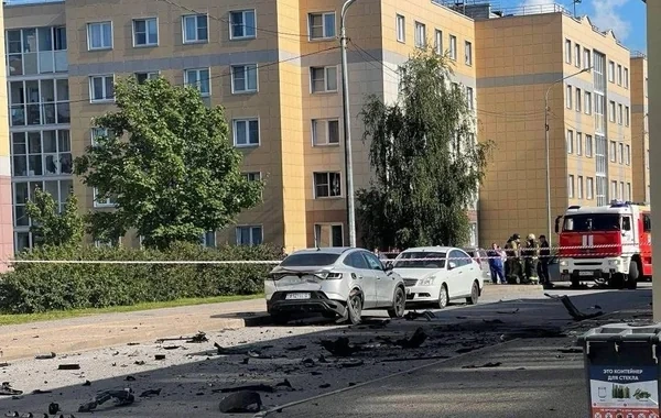 Sankt-Peterburqda içərisində hərbçi və arvadının olduğu avtomobil partladı - FOTO - VİDEO