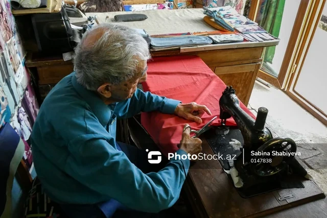 Əsrlik tikiş maşını ilə işləyən şəkili usta: 95 yaşlı dərzinin peşəsinə sevgisi - FOTOREPORTAJ