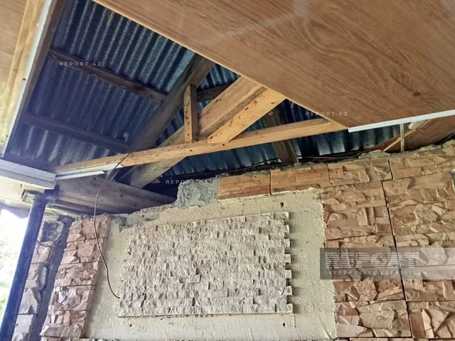 İsmayıllıda torpaq sürüşməsi olub, üç ailənin yaşadığı ev yararsız vəziyyətə düşüb - FOTO