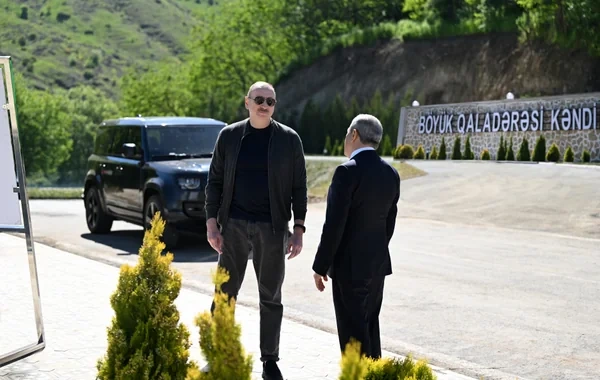 İlham Əliyev Şuşanın Böyük Qaladərəsi kəndində görülən işlərlə tanış olub, sakinlərlə görüşüb