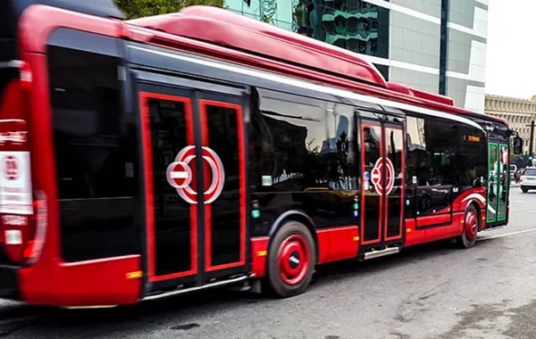 Gəncədə "BakuBus"un avtobusu qəza törətdi - Foto